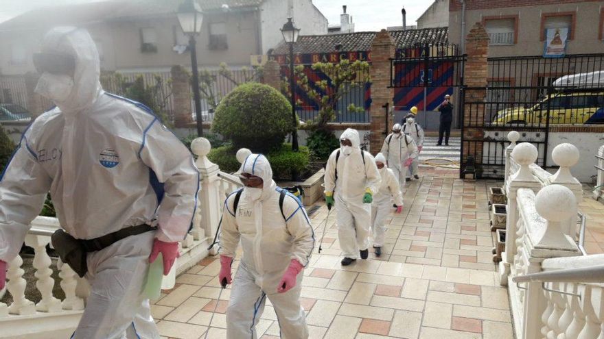 El equipo de GEACAM en el que participa Eloy San Gerardo desinfecta un centro de salud