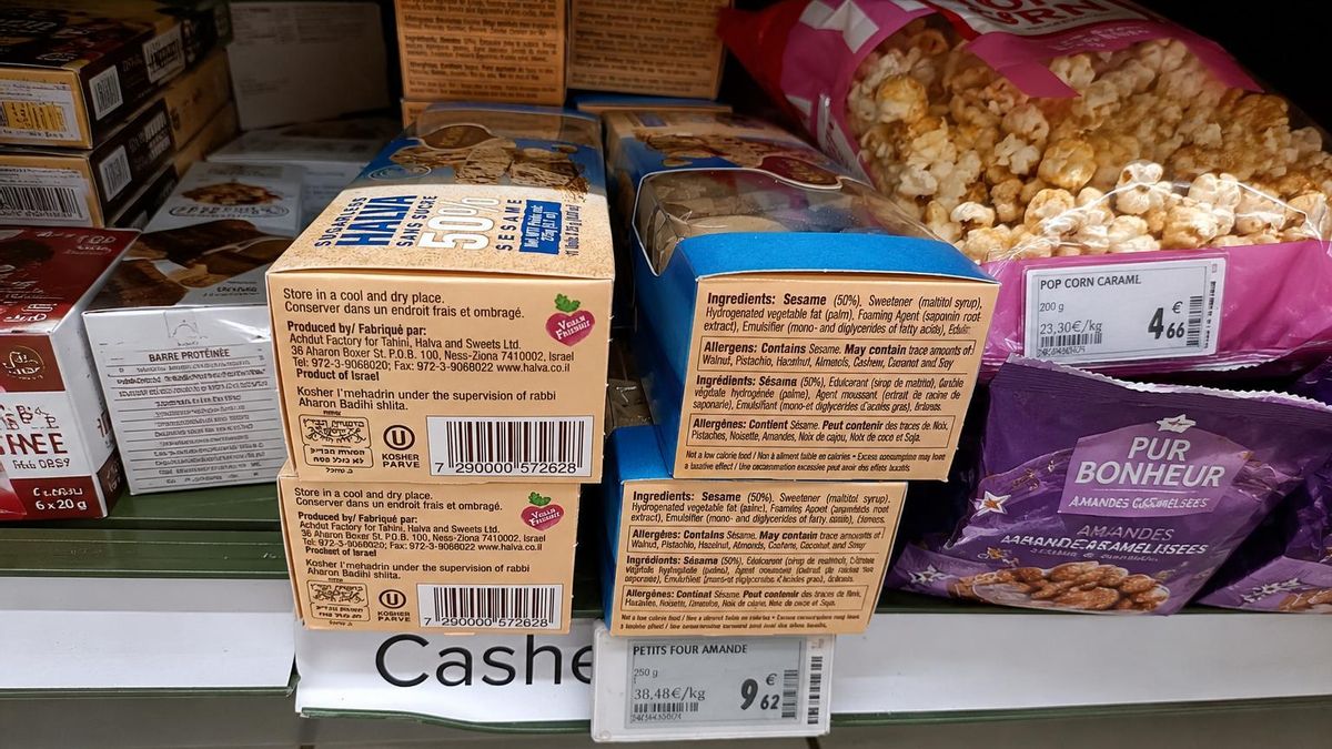 Productos con sésamo de Achva Tahini, con etiqueta de Israel, en un supermercado europeo 