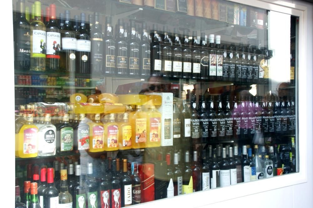 Escaparate con bebidas típicas, como la Poncha, en el centro de Funchal