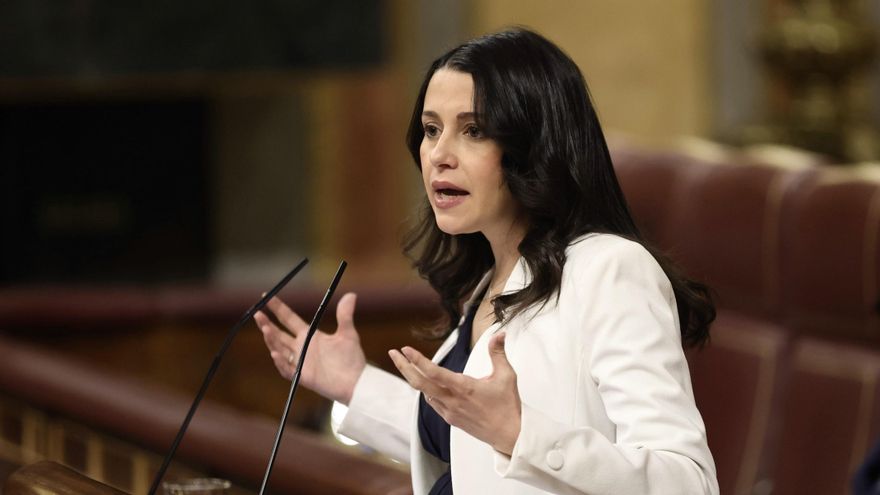 La líder de Cs, Inés Arrimadas, interviene en una sesión plenaria en el Congreso de los Diputados, a 3 de febrero de 2022, en Madrid (España). Durante el pleno, han abordado, entre otras cuestiones, el debate y votación de la reforma laboral. Una reforma que, según el Ejecutivo central, permite mejorar las condiciones de los trabajadores, y da seguridad jurídica a las empresas. El Gobierno tiene a su leer más alcance la mayoría suficiente para lograr la convalidación del decreto ley sin necesidad de modificarlo gracias a los votos de Ciudadanos, UPN y PDeCat.