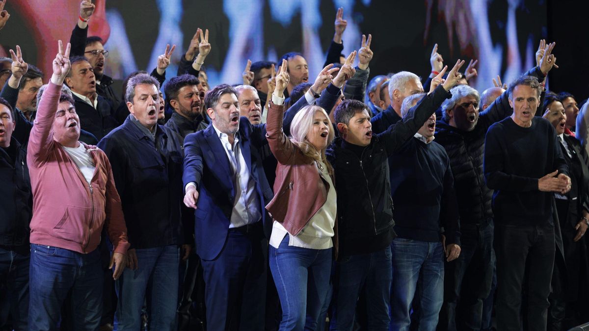 Verónica Magario –se impuso en la Tercera sección electoral–y Gabriel Katopodis –gano en la Primera– festejan junto al gobernador Axel Kicillof. Serán los nuevos integrantes de la Legislatura Bonaerense.