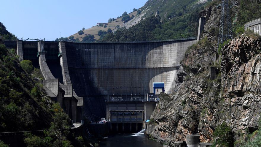 Vistas de los alrededores de la central hidroeléctrica de La Barca y que se encuentra situada en el interior de la presa del embalse del mismo nombre. EFE/ELOY ALONSO