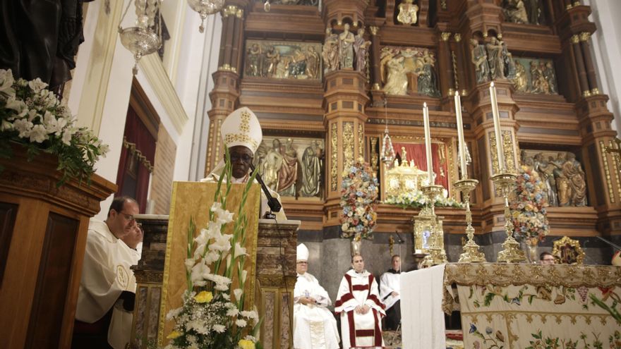 Francisco contraataca y expulsa de la Curia al cardenal 'ultra' Robert Sarah, el 'papable' de Vox, Salvini y Trump