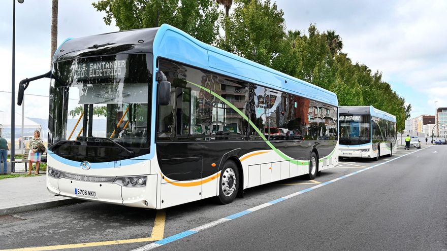 Autobús eléctrico del TUS circulando por Santander.