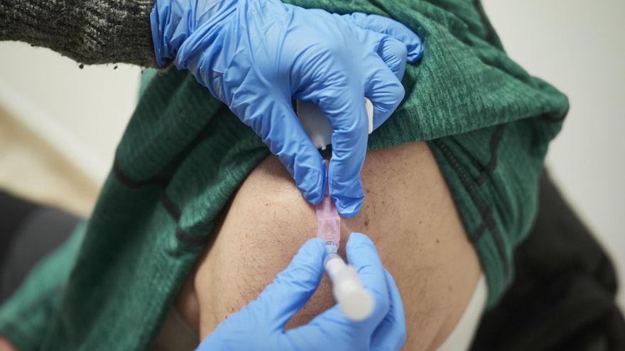 Una sanitaria vacuna contra el Covid-19 a una persona en el Antiguo colegio de Maristas, a 10 de abril de 2021, en Pamplona, Navarra (España). La jornada de hoy es el primer día de apertura del colegio para las vacunaciones contra la Covid-19 con la dosis