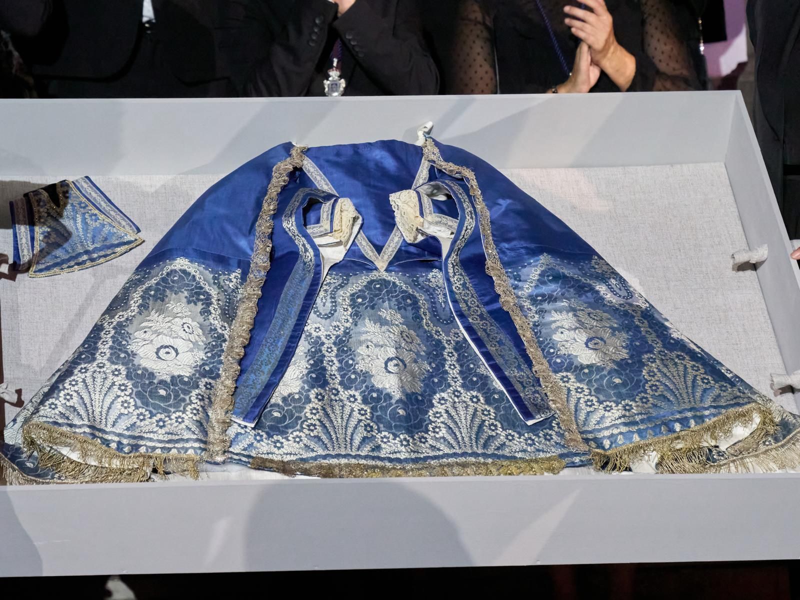 Los Llanos rinde homenaje a la Virgen de Las Nieves con un vestido de seda del siglo XIX.