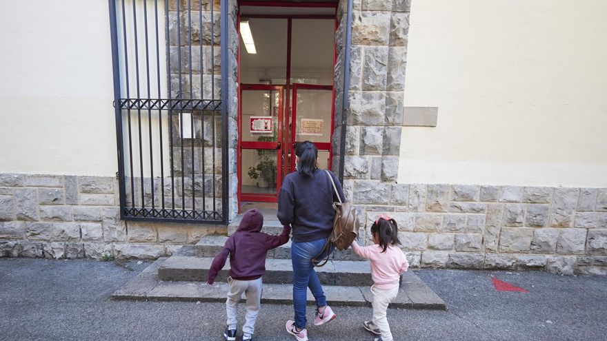 Archivo - Una madre lleva a sus hijos al Colegio Público Víctor Pradera en el primer día de colegio del curso escolar 2020-2021en Pamplona, Navarra (España), a 4 de septiembre de 2020