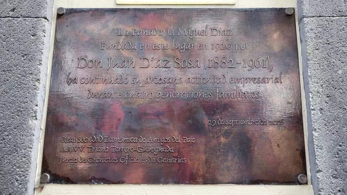 Placa de reconocimiento a la panadería tras el centenario de su apertura.