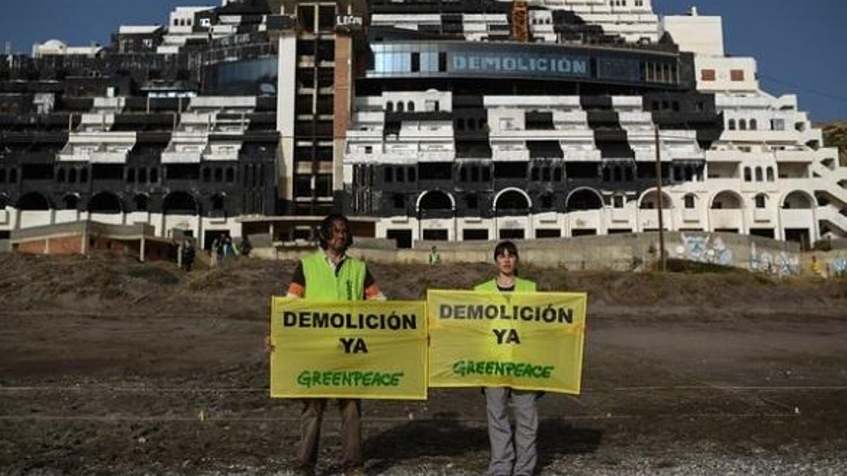Activistas de Greenpeace frente al hotel de El Algarrobico.