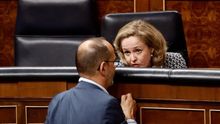 El portavoz de PDeCAT, Carles Campuzano, conversa en el Congreso con la ministra de Economía, Nadia Calviño.
