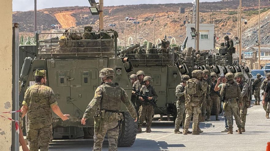 Militares españoles en la frontera del Tarajal en Ceuta. EFE/ Reduan