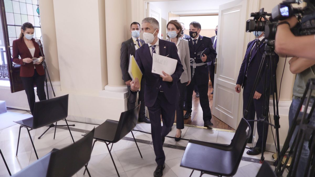 El ministro de Interior, Fernando Grande-Marlaska, a su llegada a una rueda de prensa, después de una reunión con su homólogo serbio, en la sede del Ministerio, a 22 de julio de 2021, en Madrid (España). Los ministros del Interior español y serbio se reún