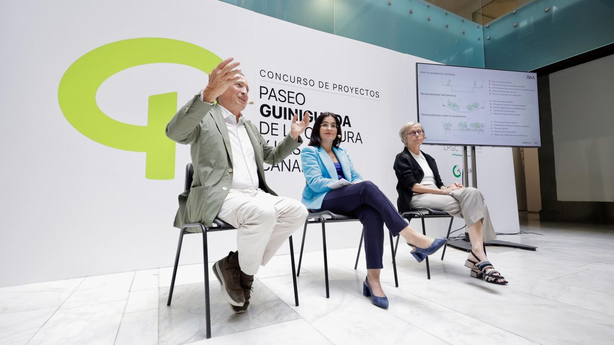 Carolina Darias (c) junto a Enric Batlle (i) y Flora Pescador (d) durante el encuentro en las Casas Consistoriales este jueves.