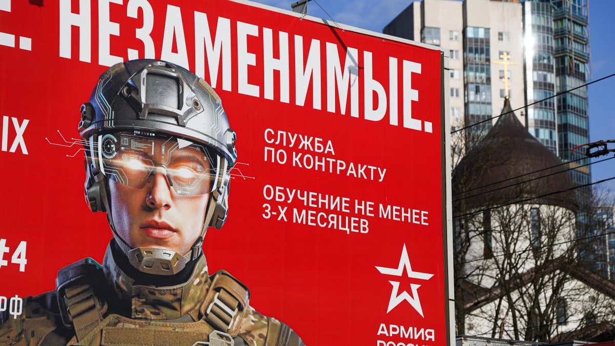 Una valla publicitaria en San Petersburgo muestra el eslogan 'Irreemplazable' junto con información sobre el reclutamiento para las unidades de sistemas no tripulados de las Fuerzas Armadas rusas, esta semana.