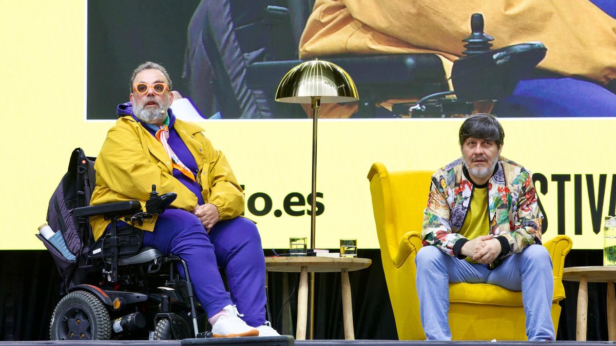 Bob Pop interpreta monólogo teatral de su diario más personal, 'Días simétricos'.