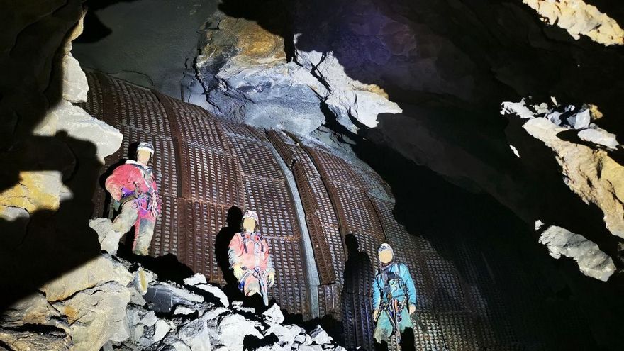 Espeleólogos alertan de que las obras del AVE "están destruyendo" una cueva en Arrasate-Mondragón