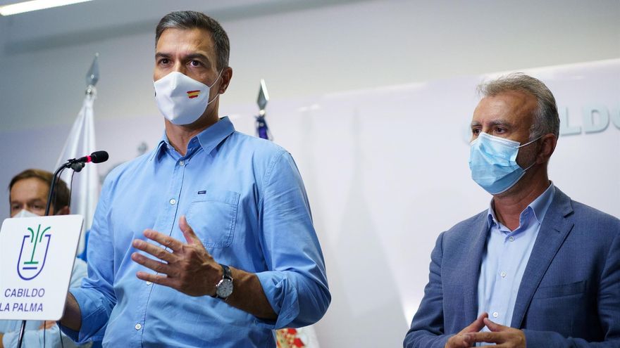 El presidente del Gobierno, Pedro Sánchez, y el presidente de Canarias, Angel Víctor Torres (d), durante la comparecencia que ofreció este lunes tras presidir la reunión del Comité Director del Plan Especial de Protección Civil y Atención de Emergencias por riesgo volcánico (PEVOLCA). EFE/Ramón de la Rocha