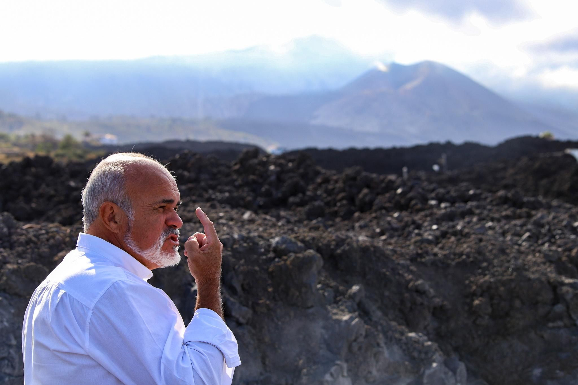 Ricardo Camacho en la parcela donde piensa levantar de nuevo su hogar.