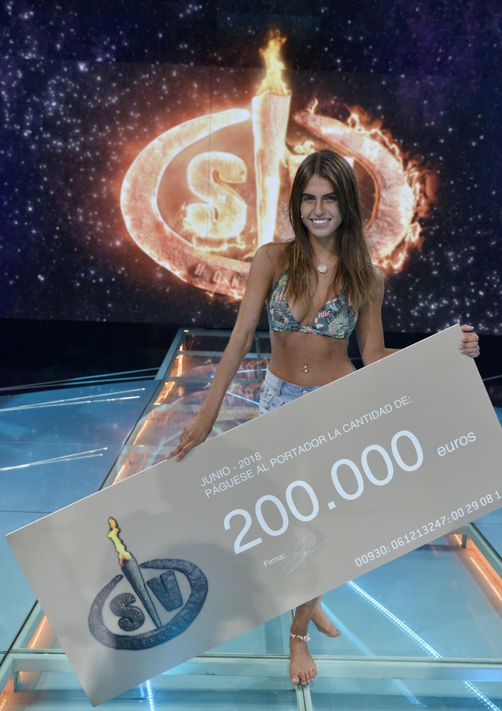 Sofía, con su premio como ganadora de Supervivientes 2018