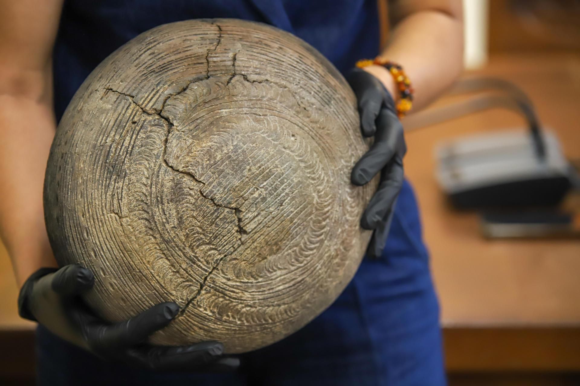 Vasija aborigen completa hallada en una cueva funeraria de Tijarafe.
