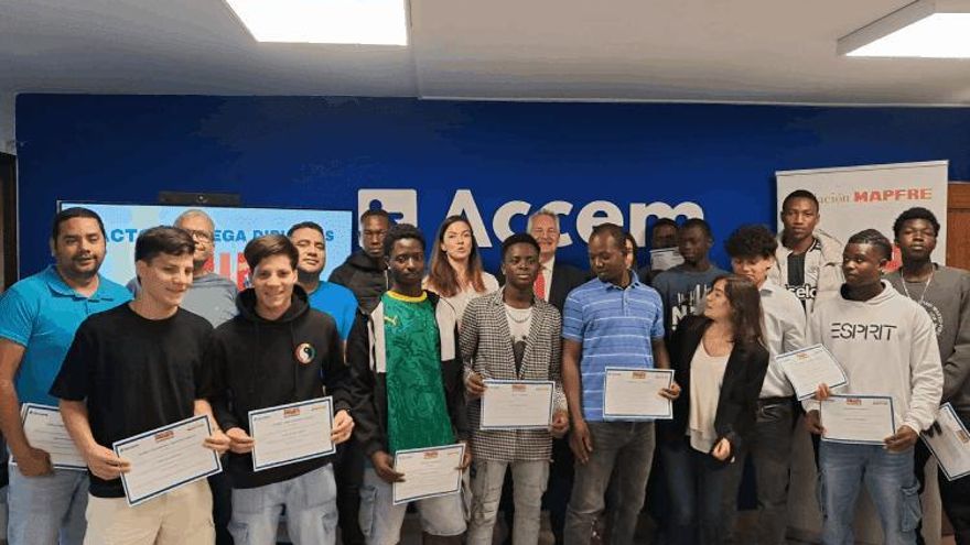 Albañil, fontanero, electricista y pintor: primeros migrantes asturianos diplomados en oficios