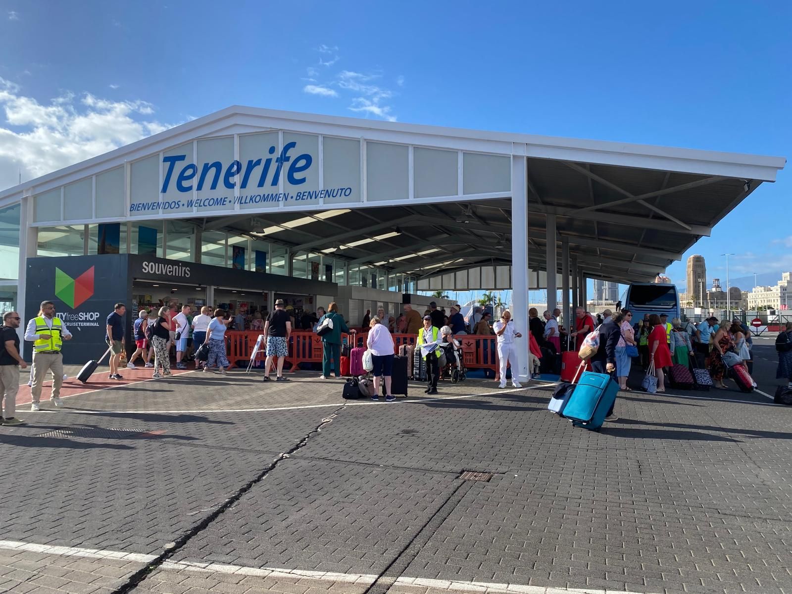 Cruceristas en el puerto de Santa Cruz de Tenerife.