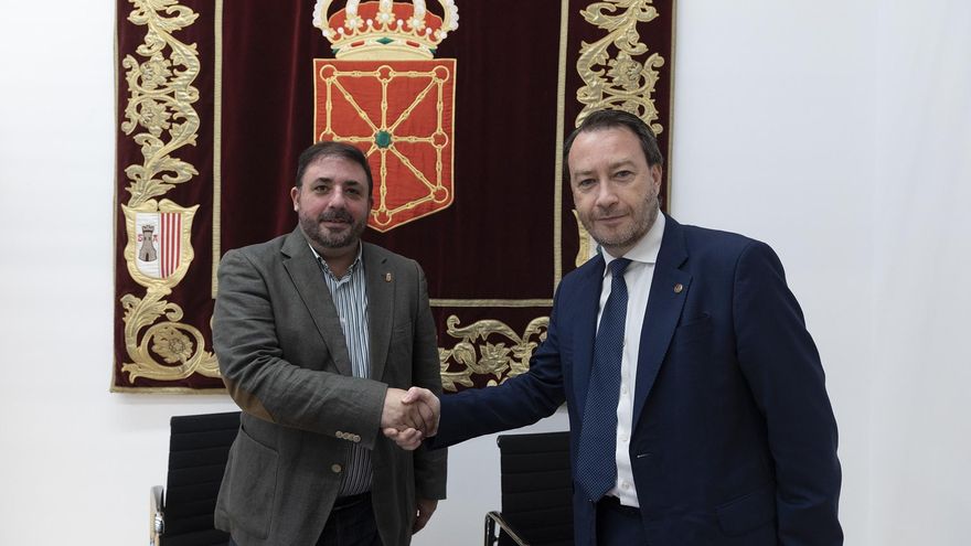 El presidente del Parlamento de Navarra, Unai Hualde, y el rector de la Universidad Pública de Navarra, Ramón Gonzalo, firman el convenio de colaboración entre ambas instituciones para el año 2022.