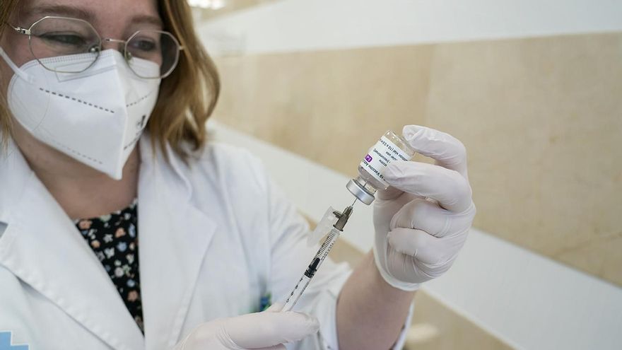 Una sanitaria del Servicio Cántabro de Salud prepara una dosis de la vacuna de AstraZeneca.