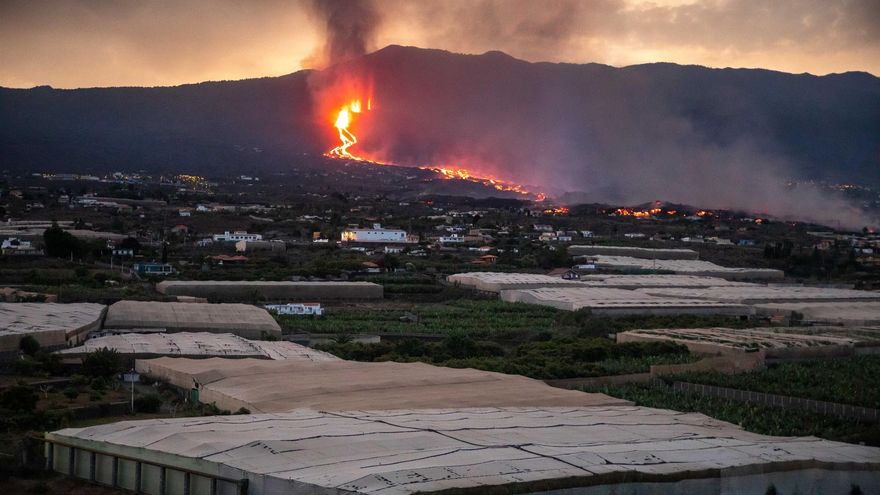 Volcán de Cumbre Vieja y lava discurriendo hacia el mar
