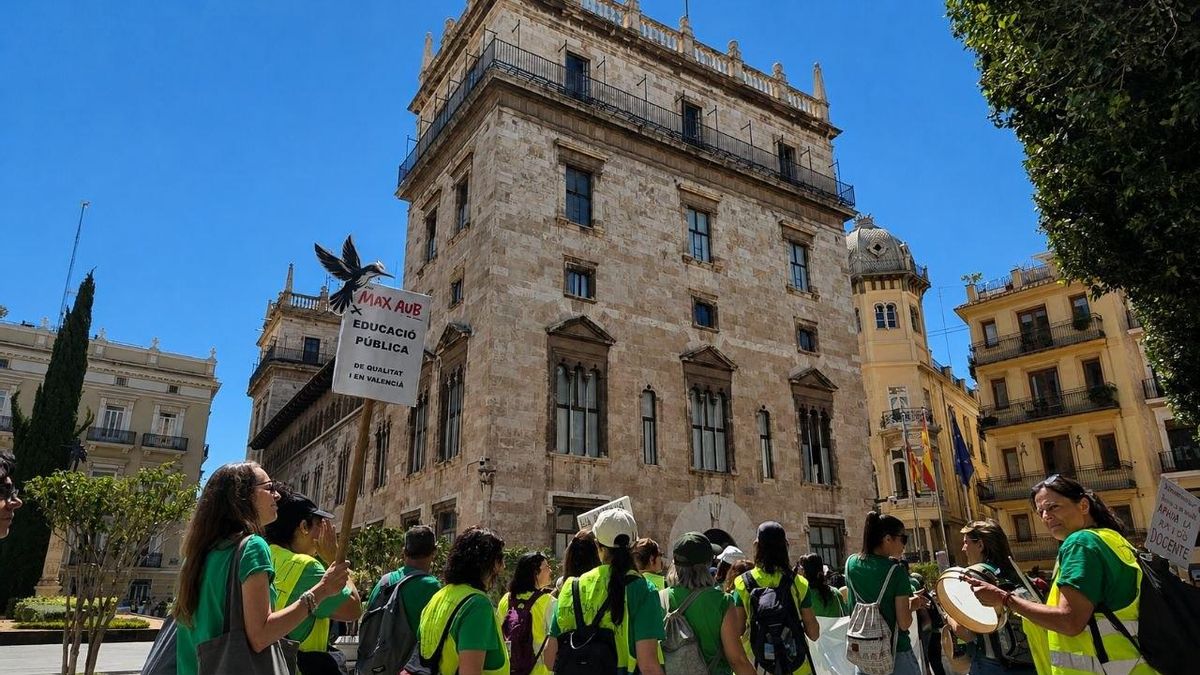 Los docentes apuntan ya a Pérez Llorca: gritos y protestas ante el Palau de la Generalitat el décimo día de huelga