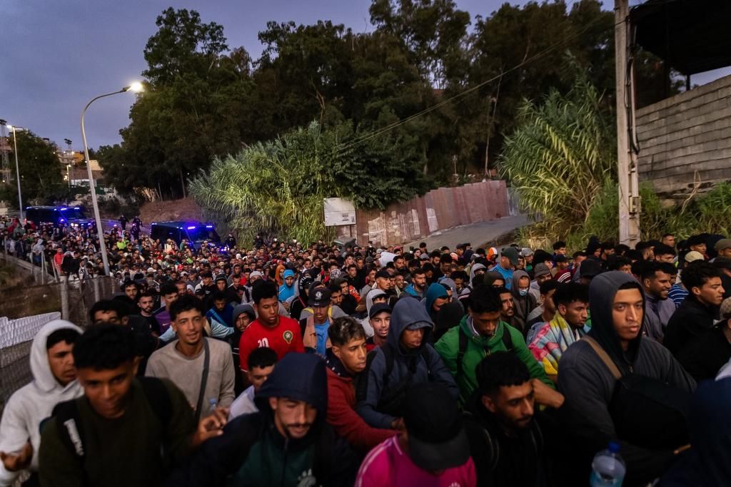 Traslado de cientos de migrantes a un nuevo centro temporal de acogida en Ceuta