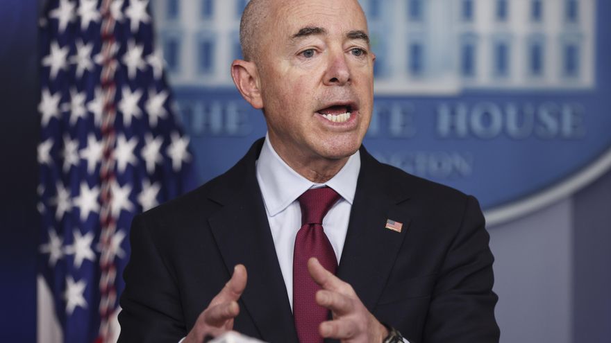 El Gobierno de Biden comienza a reunir a las familias migrantes separadas