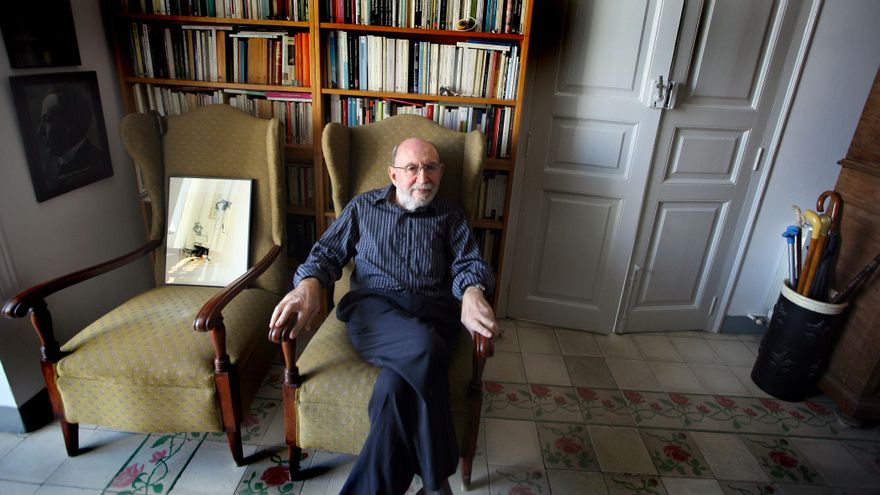 “La poesia et ve, no vas tu a ella. És també ofici, però normalment quan et vénen els primers vessos, ja ve tot el poema darrere”.