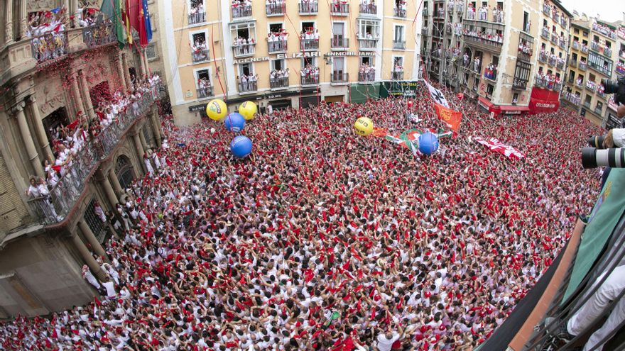 Imagen aérea de la Plaza Consistorial de Pamplona durante el chupinazo.