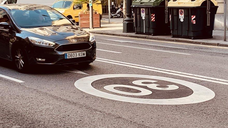 Un vehículo en las calles limitadas a 30 kilómetros por hora de Bilbao