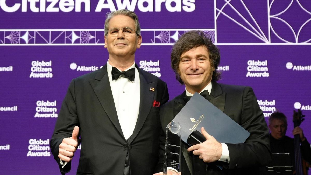 Scott Bessent y Javier Milei en los Global Citizen Awards 2025.