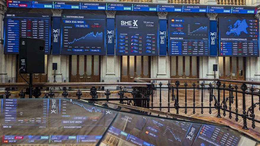 Pantallas de la Bolsa española, el IBEX 35, este miércoles. EFE/ Vega Alonso
