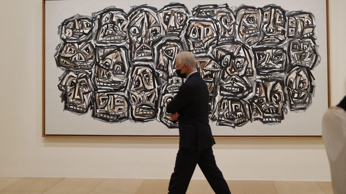 El director del Museo Guggenheim Bilbao, Juan Ignacio Vidarte, ante el cuadro de Antonio Saura, este jueves en la presentación de "La línea del ingenio".
