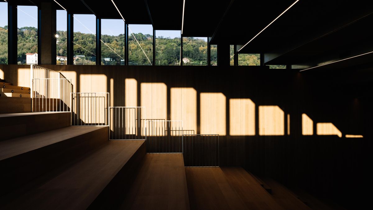 Escalera interior del edificio rodeada de cristaleras.