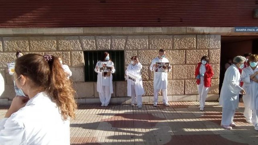 Sanitarios 'en lucha' en el centro de salud de La Condesa.