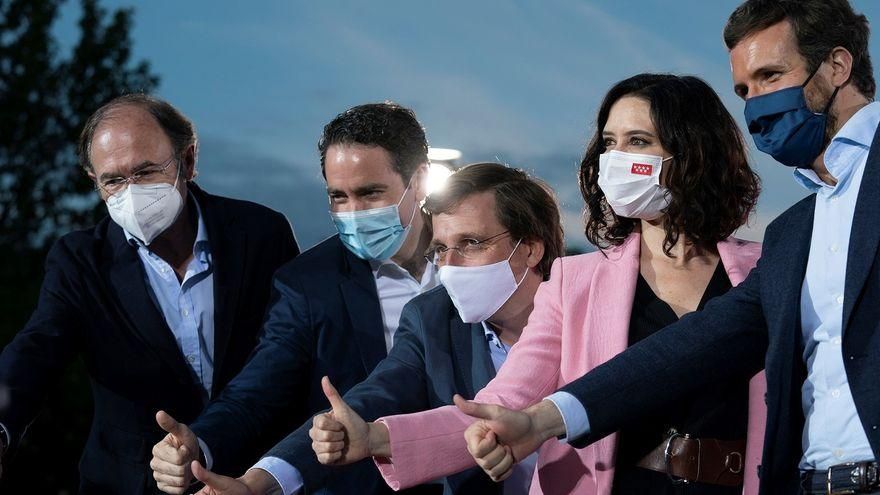 Isabel Díaz Ayuso (2d), acompañada por Pablo Casado (d), José Luis Martínez-Almeida (c), Pio García Escudero (i) y Teodoro García Egea (2i), durante el acto de cierre de campaña