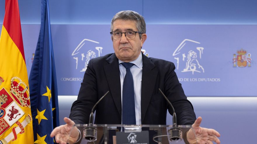 El portavoz del PSOE en el Congreso, Patxi López, durante una rueda de prensa