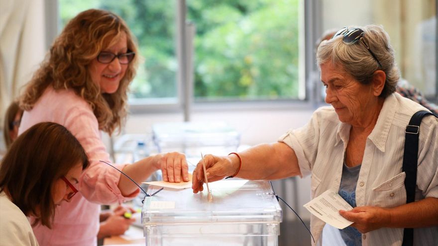Una persona ejerce su derecho al voto el pasado 28 de mayo de 2023, en Palma, Mallorca, Baleares (España).