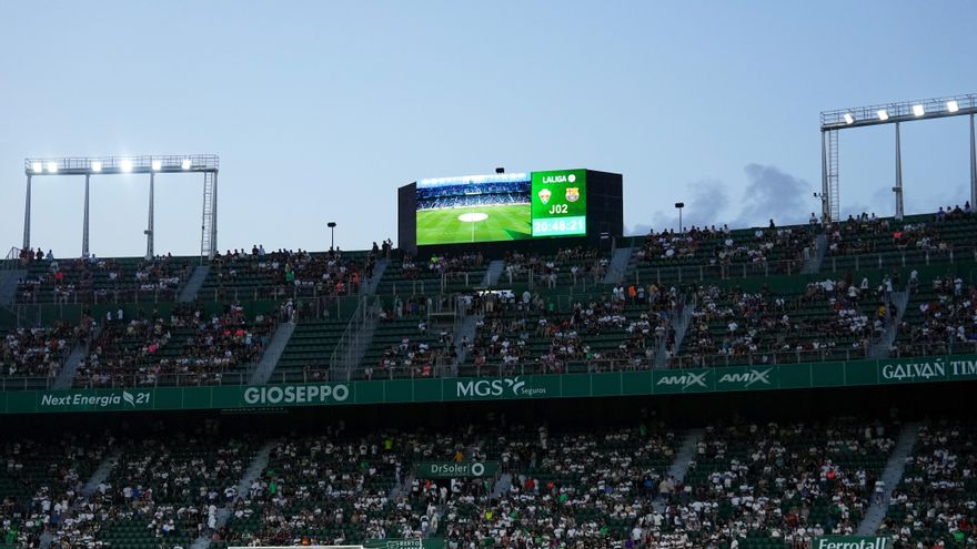 La Policía investigará internamente la agresión a un aficionado tras retirarle la 'estelada' antes del Elche-Barça