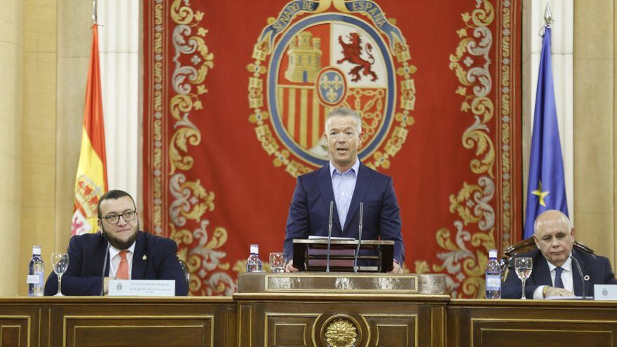 El presidente del Senado, Ander Gil (c); el secretario general de la FEMP, Carlos Daniel Casares (d), y alcalde de Santa Cruz de La Palma, Juan José Neris.