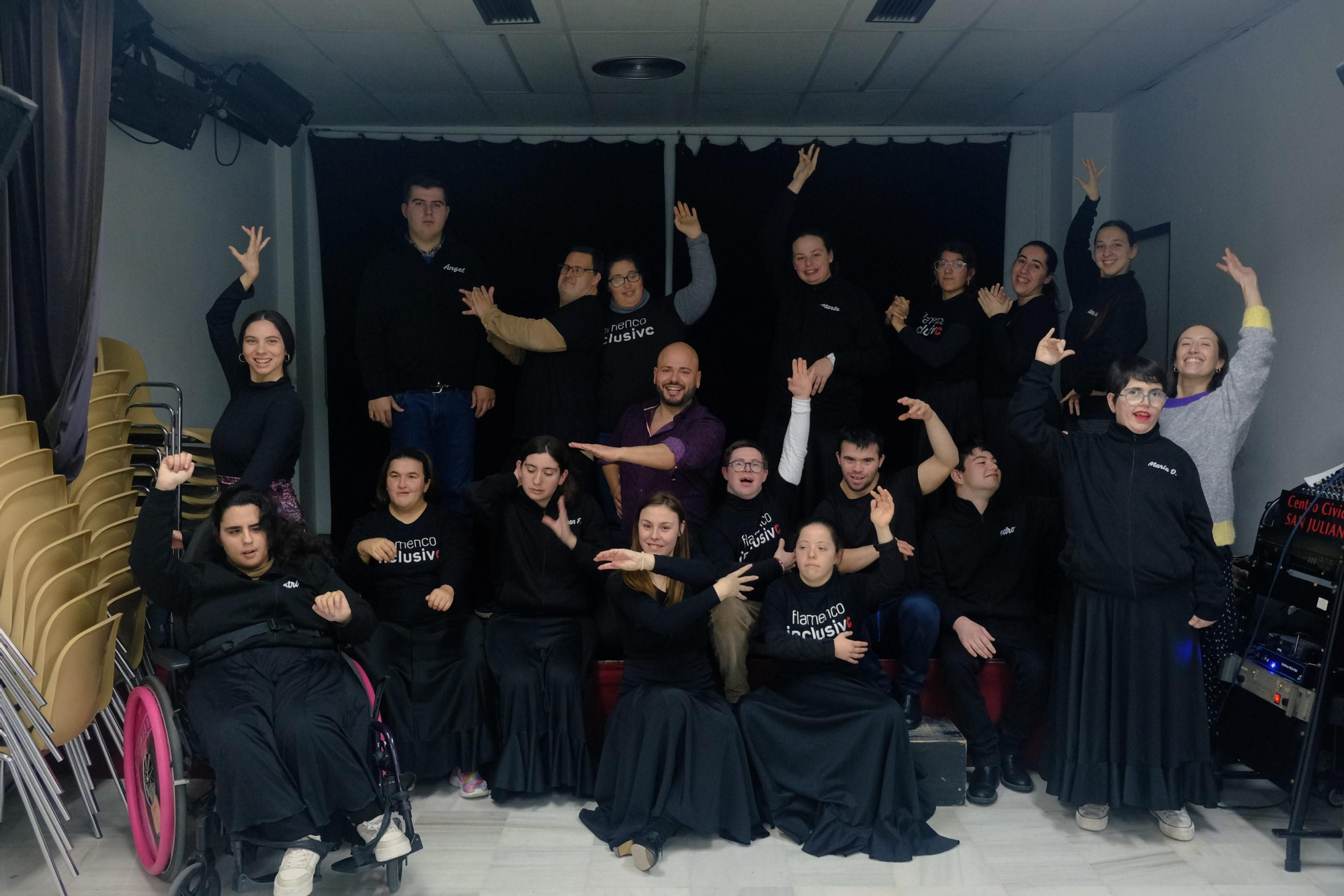Foto de familia del grupo junior de Flamenco Inclusivo, con José Galán en el centro.