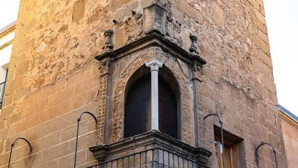 La curiosa historia por la que este precioso palacio extremeño del siglo XV es conocido como "la casa de los trucos"