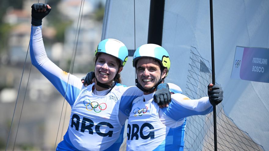 Nueva medalla para Argentina en París 2024: Mateo Majdalani y Eugenia Bosco ganaron la plateada en Nacra 17