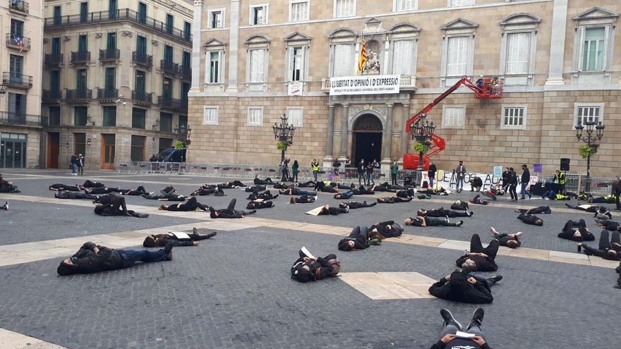 Unas 50 personas, según la Guardia Urbana, se han concentrado este lunes en la plaza Sant Jaume de Barcelona para reclamar la reapertura de los Escape Room de Catalunya.
