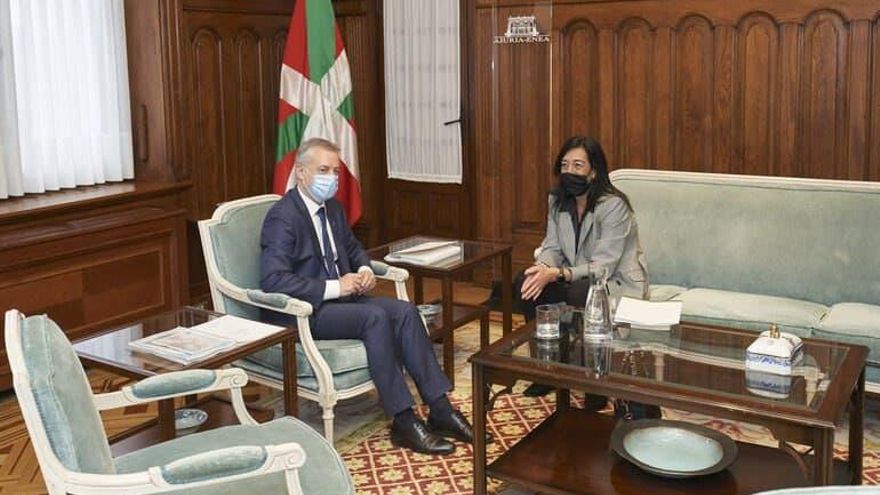 Vox regala a Urkullu un ejemplar de 'Patria' y acapara el protagonismo en el arranque de la ronda con la oposición